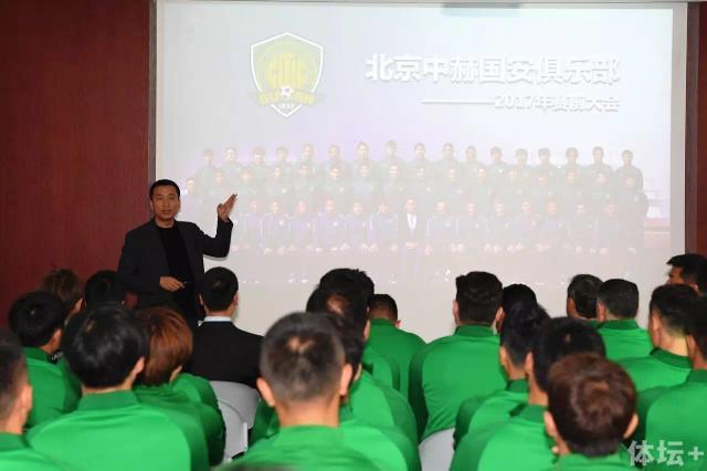 他说：“那不勒斯正在寻找熟悉意甲联赛的后卫，纳坦将会伤缺一个半月导致那不勒斯暂缓出售奥斯蒂加德。